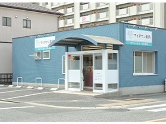 青い外壁のエントランス  