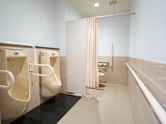 バリアフリー対応のトイレ トイレ 手すり付きで広々とした安全なトイレです。車椅子を利用される方にも快適にご使用いただける設計となっています。
