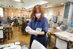 スタッフの笑顔と食堂