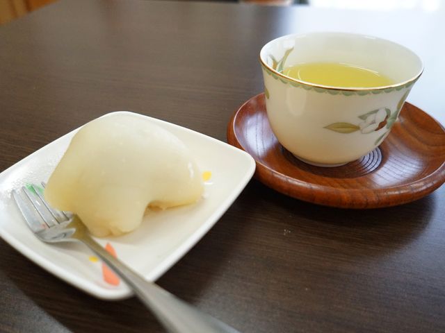 和菓子とお茶のセット 食事 手作りの和菓子と温かいお茶が日々の癒しのひとときを提供します。おやつの時間には美味しい笑顔が広がります。