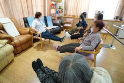 リラックスする人々の様子