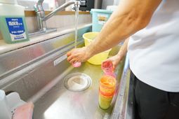 清掃中の流し台