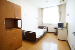 居室の家具とベッド