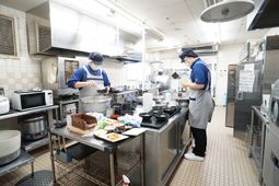 調理中のスタッフ二人