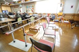 機能訓練用具が並ぶ部屋