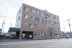 茶色の建物の外観