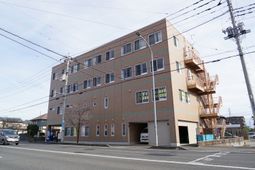 多階層のモダンな建物