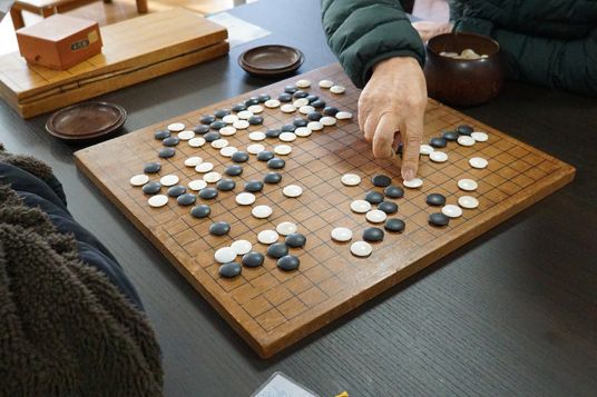 囲碁を指す手