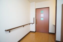 廊下に手すりが付いた扉