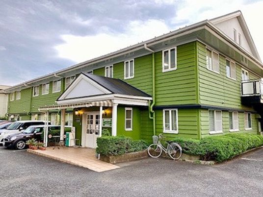 緑色の建物外観  