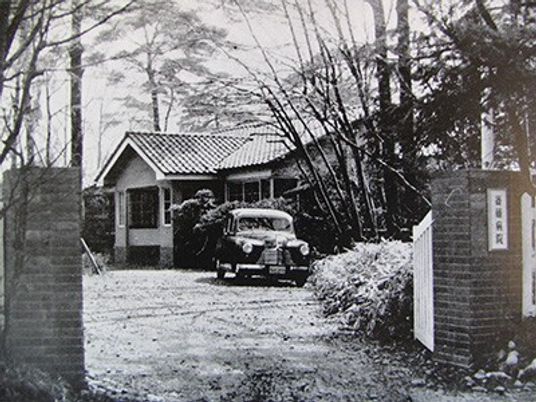 建物前の車寄せ外観