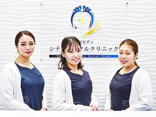 スタッフ3人の受付前の様子  