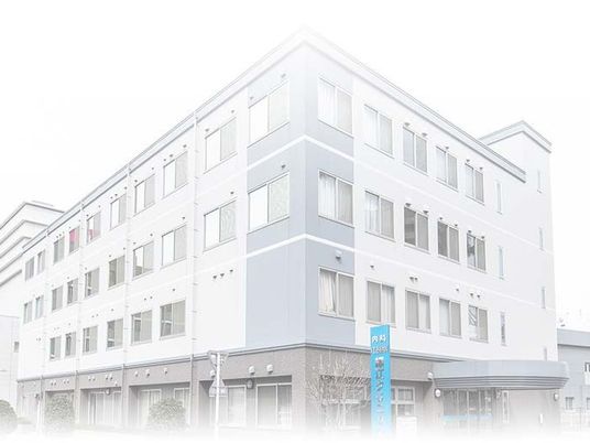 白い4階建て外観  