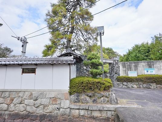 庭園のある石塀  