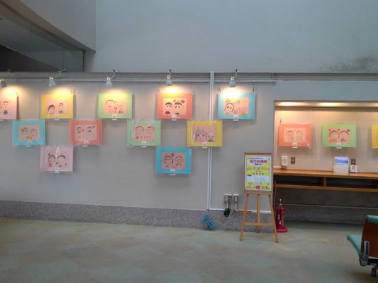 掲示作品のあるロビー