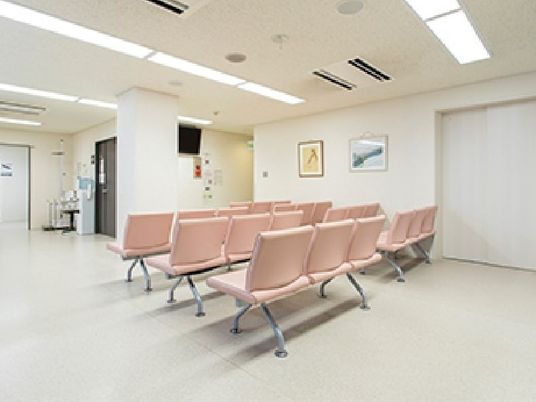 待合ベンチのある廊下  
