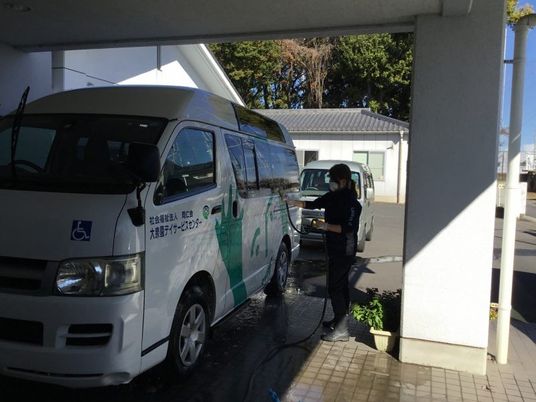 送迎車洗車の様子  