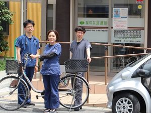 スタッフが自転車で並ぶ外観  