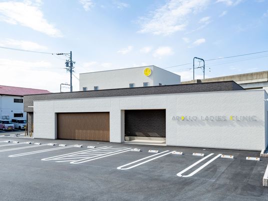 明るい外観の建物  