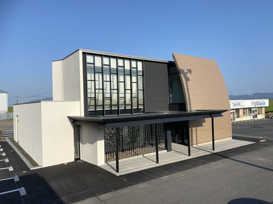 モダンな建物の外観  