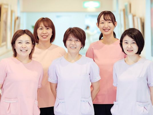 笑顔のスタッフたち 廊下  