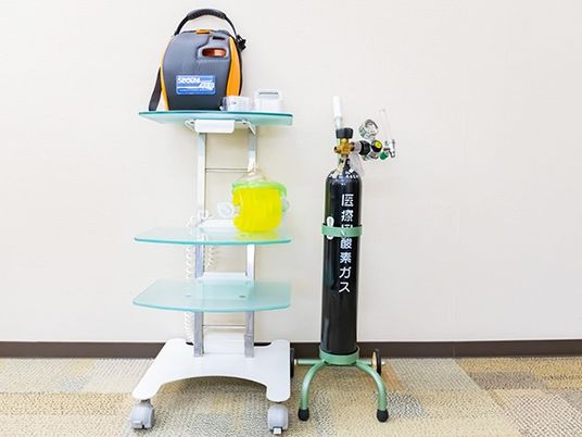医療用機器の棚とボンベ  