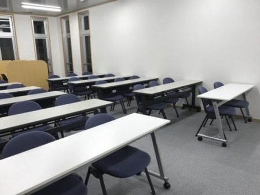 机が並ぶ多目的室  