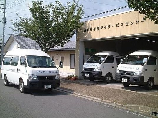 送迎車が並ぶ玄関前  