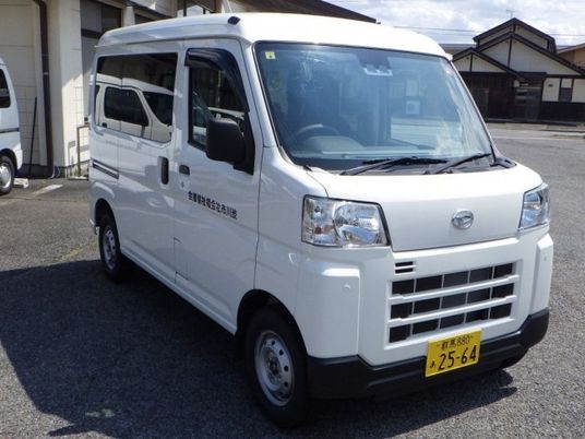 送迎車が停車する外観  