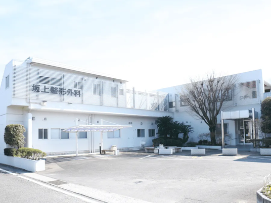 白い建物の外観  