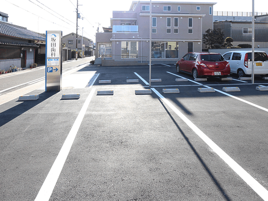 駐車場と建物外観  