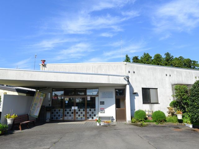 ゆったりとしたエントランス エントランス 広く開放的な入口は、日差しをたっぷりと感じられ、訪れる方をあたたかく迎えてくれます。