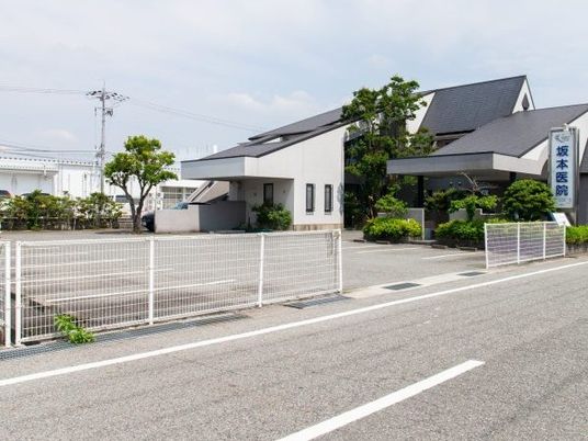 病院風の建物外観  