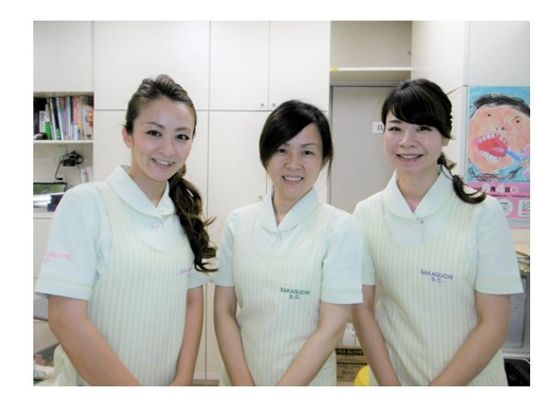 スタッフ3人の受付前  