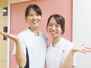 笑顔のスタッフが並ぶ廊下  