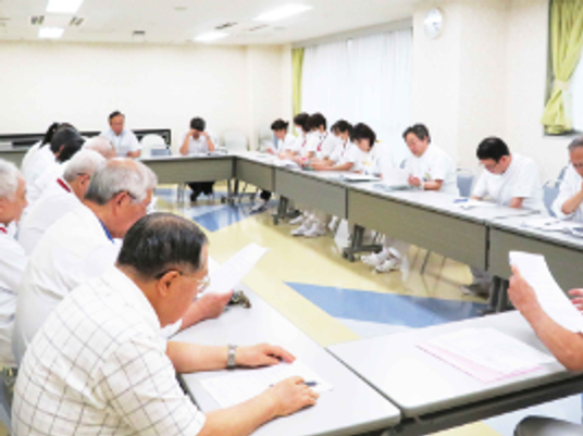 会議中の職員たちがいる多目的室  