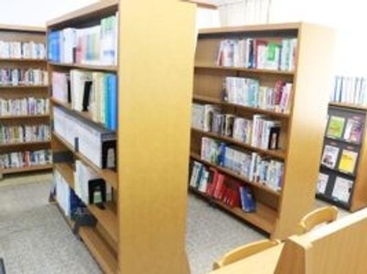 本棚が並ぶ図書室  