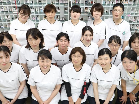 白衣のスタッフ集合  