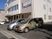施設の外観と送迎車  
