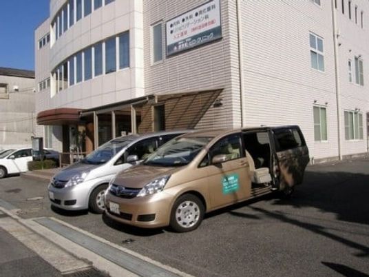 施設の外観と送迎車  