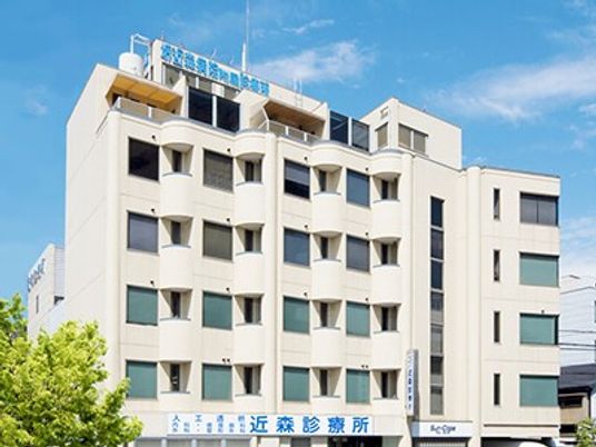 白い建物の外観  