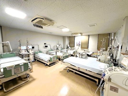 機器が並ぶ療養室  
