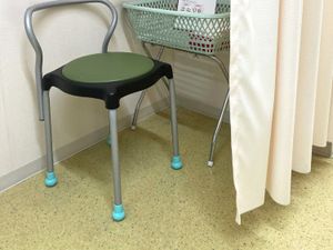 更衣用椅子とカゴのある場所  