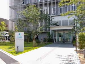 緑ある建物の外観  