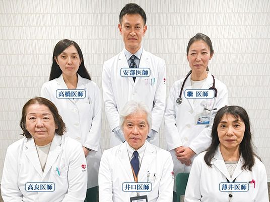 医師が並ぶロビー  