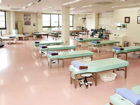 機能訓練室のベッド  