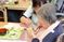 食事の支援を受ける人々