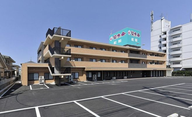 広々とした駐車場の外観