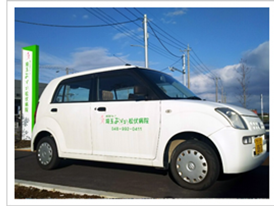 送迎車が停まる外観  