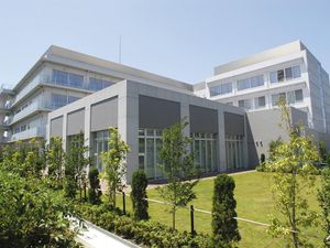 緑に囲まれた外観  